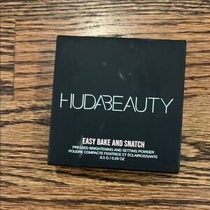 HUDA BEAUTY Easy Bake and Snatch Pressed Brightening & Setting Powder  (new)